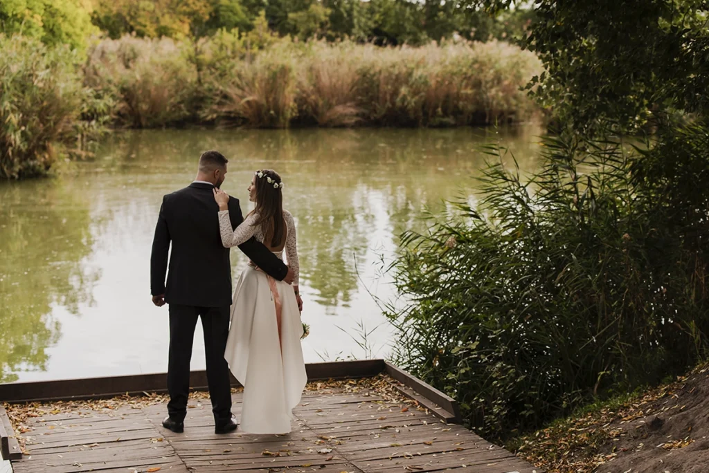 Kezdőlap Esküvő napján készült kreatív fotó a tóparton, természetes és meghitt hangulatban