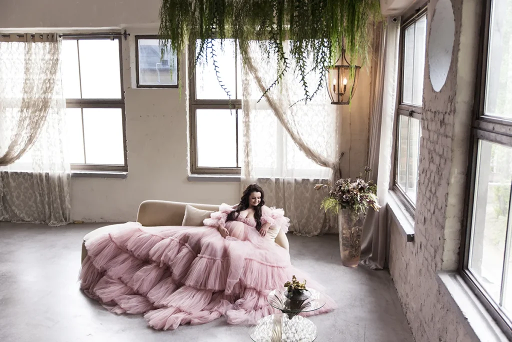 Kezdőlap Habos-babos rózsaszín tüllös ruhás kismama ül, romantikus kismama portré