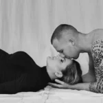 Kismama fotózás fekete bodyban apukával romantikusan