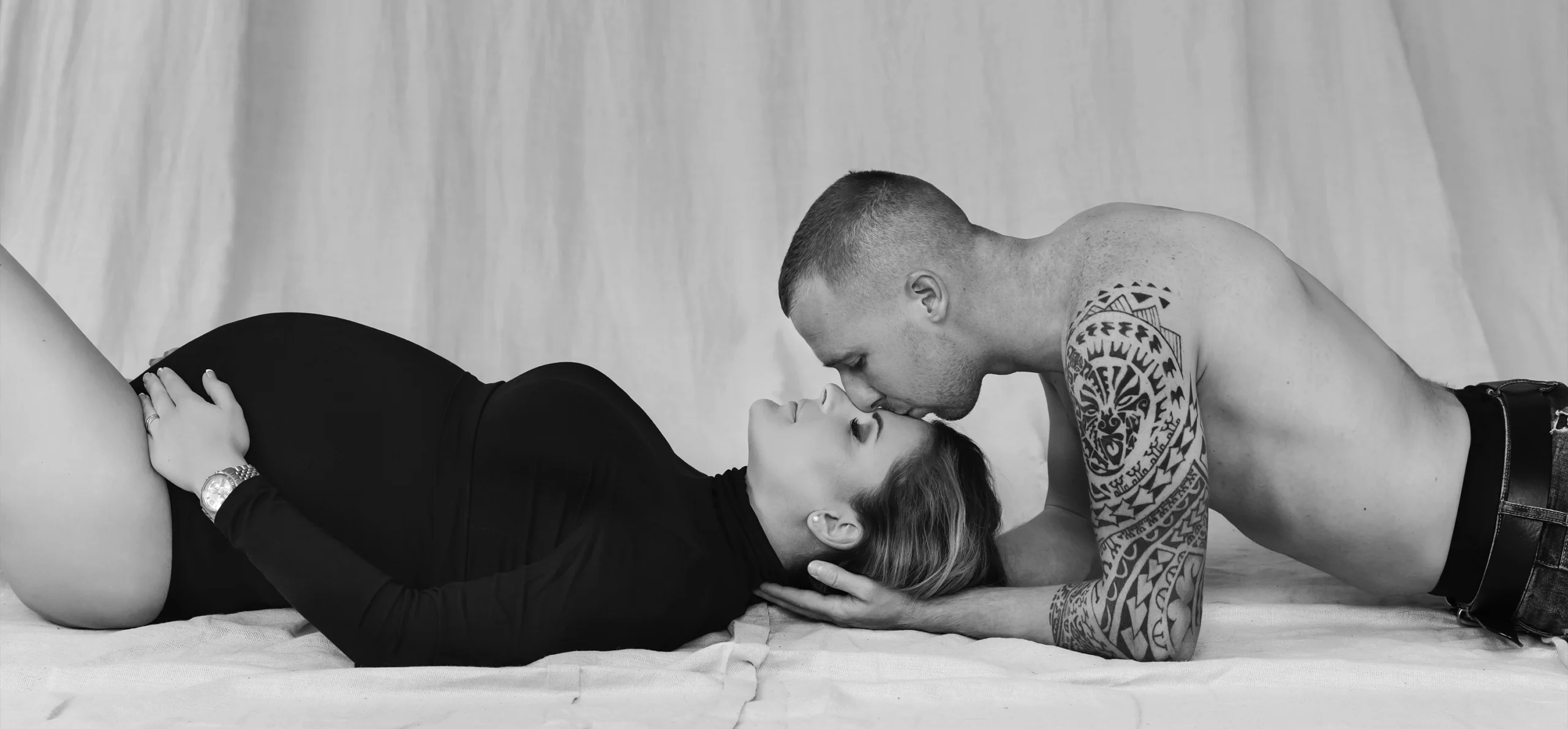 Kismama fotózás fekete bodyban apukával romantikusan